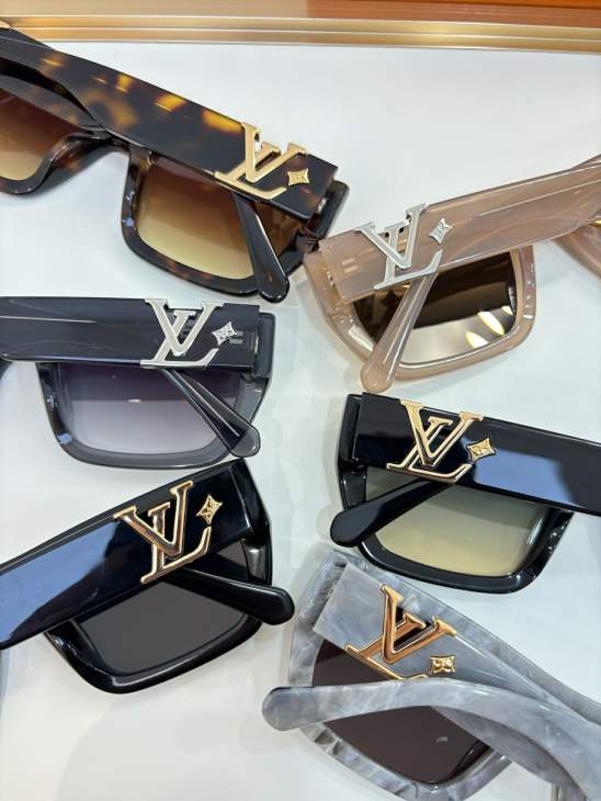 Picture of Louis Vuitton Sunglasses _SKUfw79615806fw